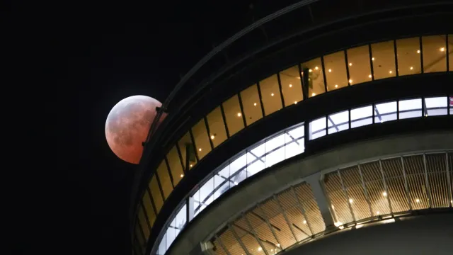 'Luna de sangre' detrás de la CN Tower en Toronto, Canadá. Foto: Reuters