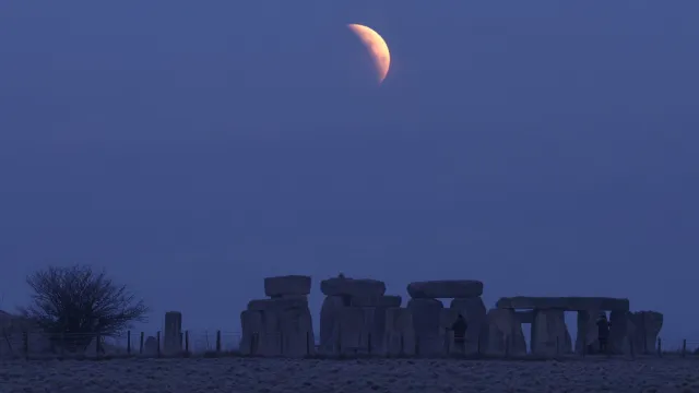 Eclipse de Luna visto en el centro ceremonial de Stonehenge, en Reino Unido. Foto: Reuters