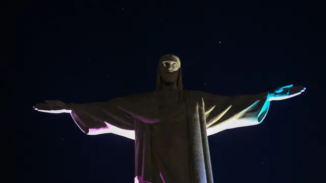 Vista aérea de la estatua del Cristo Redentor tras ser sumergida en la oscuridad durante la campaña ambiental de la Hora del Planeta en la cima del cerro Corcovado, en Río de Janeiro, Brasil