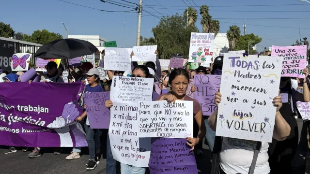 Mujeres madres de familia en la marcha 8M de Aguascalientes.  Foto: N+