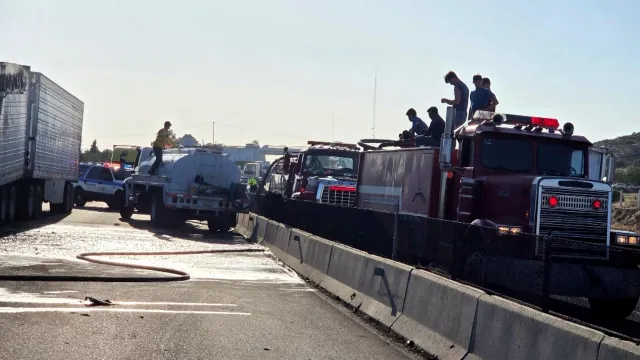 Bomberos Sofocaron las Llamas del Tráiler de Doble Carga en Tecate