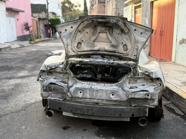 Así quedó el auto deportivo, luego de incendio provocado por 2 personas. Foto: N+