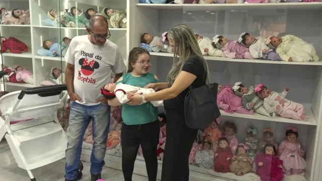  Una familia compra una muñeca reborn. Foto: AP