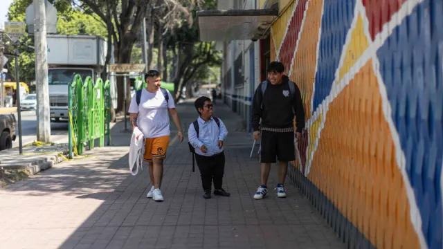 Ángel con sus amigos Bryan y Diego