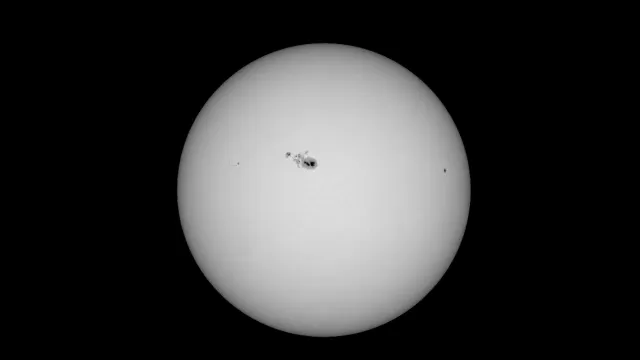 Mancha solar 4079 es diez veces más grande que la Tierra