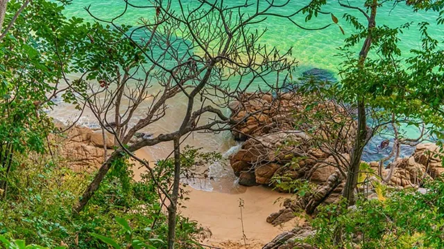 Tiene una barrera natural de piedras que suavizan el oleaje. Foto: Sectur