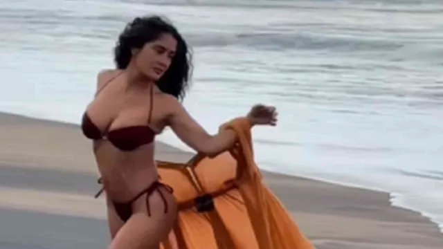 Salma Hayek posa en traje de baño
