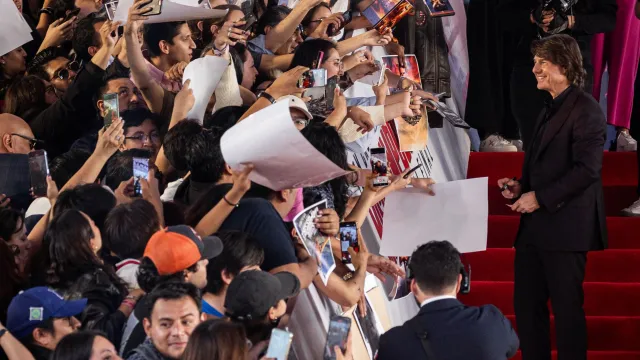 El actor se tomó tiempo para dar autógrafos.