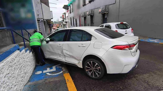 El automóvil particular terminó impactándose contra un negocio. Foto: Yair Molina | N+