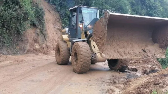 Deslave provoca cierre total de la vialidad en la localidad de Xonamanca en el municipio de Zongolica