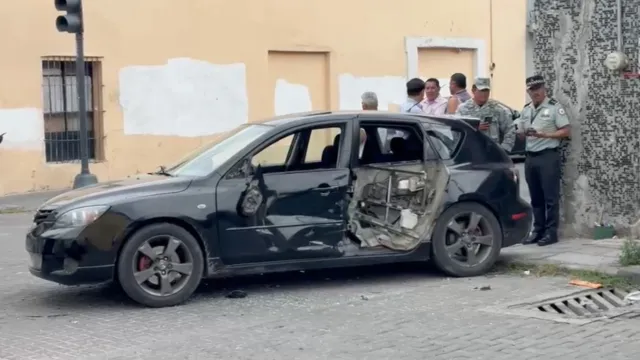 Fuerte choque en el Barrio de Analco deja a auto sin puerta y patrulla sin daños severos. Foto: N+