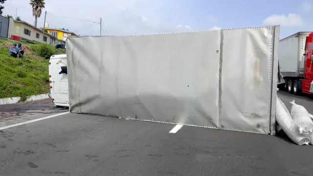 El camión accidentado invade dos de los tres carriles de la autopista. Foto: N+