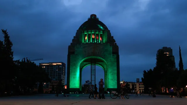 Monumento a la Revolución se ilumina de verde. Foto: N+