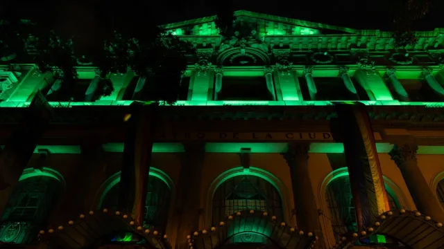 Teatro de la Ciudad se ilumina de verde. Foto: N+