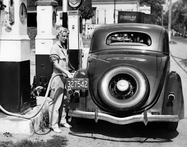 Gasolinería en 1937; la gasolina en el siglo XX llevaba plomo