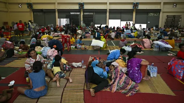 Los evacuados descansan mientras se refugian en un gimnasio. Foto: AFP