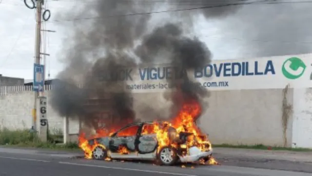 Se incendia automóvil en la carretera Puebla-Tlaxcala. Foto: X @GN_Carreteras