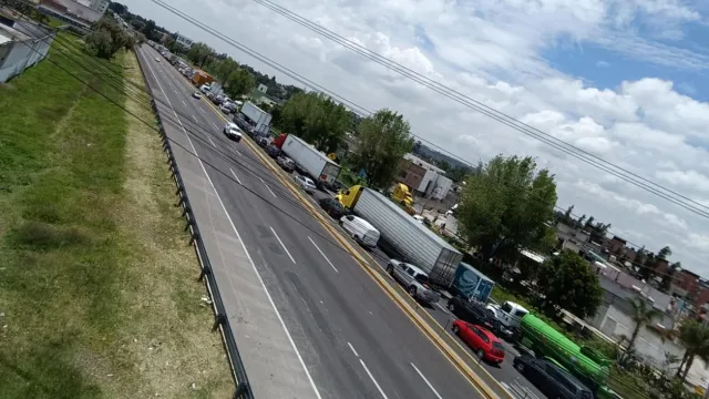 Larga fila de autos por accidente en la Autopista México-Puebla. Foto: Reporte WhatsApp