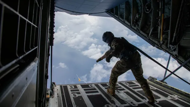 Despliegue de un batitermógrafo desechable aerotransportado desde un WC-130J el 5 de agosto de 2021. Foto: Departamento de Defensa