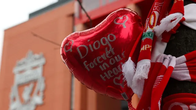 Afuera del estadio Anfield, aficionados del Liverpool rinden homenaje a Diogo Jota. Foto: Reuters