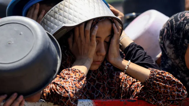 Una joven ante la desesperación del hambre en Gaza. Foto: Reuters