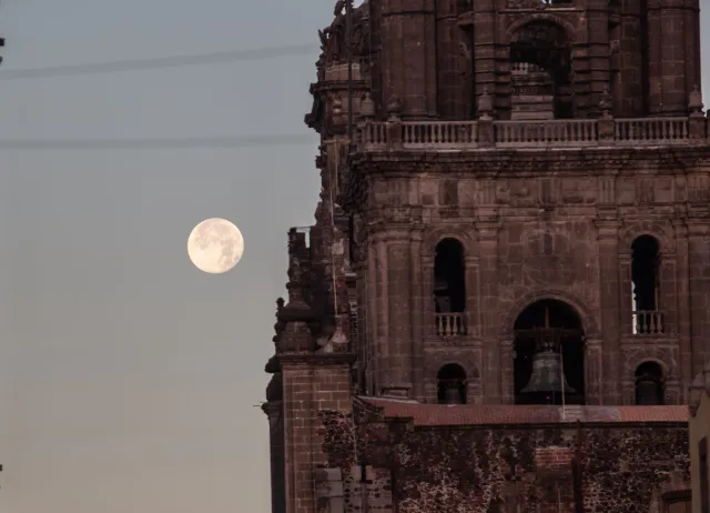 Luna llena desde el Centro Histórico de la Ciudad de México