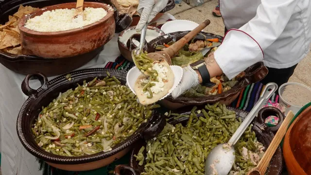 Productores venden platillos elaborados con nopal en la Feria del Nopal 2025. Foto: Cuartoscuro