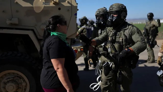 Gente de la zona y familiares de los migrantes protestando, muchos de ellos con banderas de México. Foto: Reuters