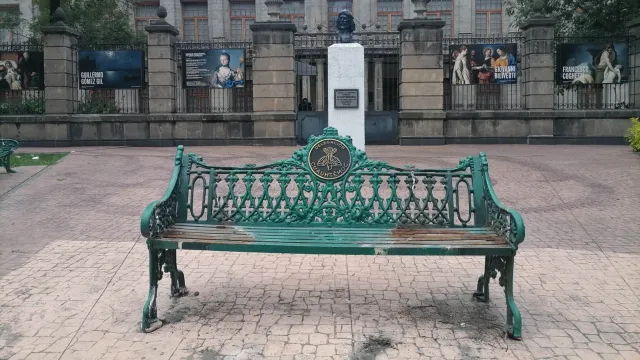 La banca del Jardín Tabacalera después de quitar a Fidel y al Che. Foto: Alcaldía Cuauhtémoc