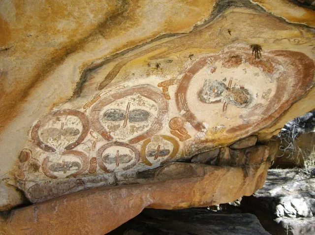 Arte rupestre donde se representa a los “wondjina”, en Australia