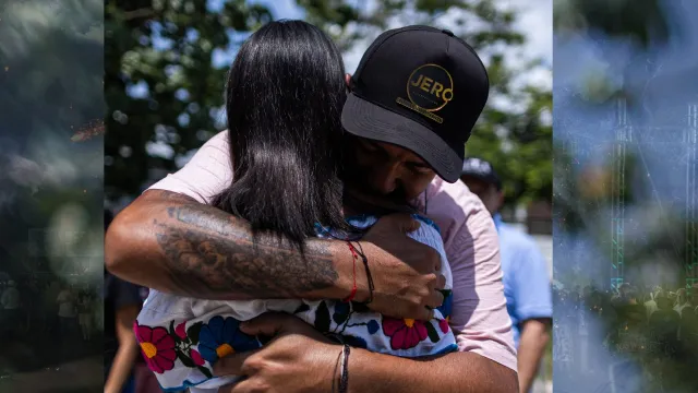 Quinceañera abraza a su papá