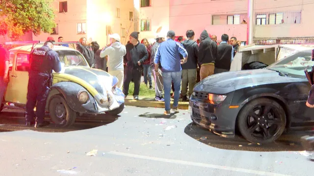Auto deportivo se impacta contra una caseta y un vehículo en Puebla. Foto: Juan Carlos Barreda | N+