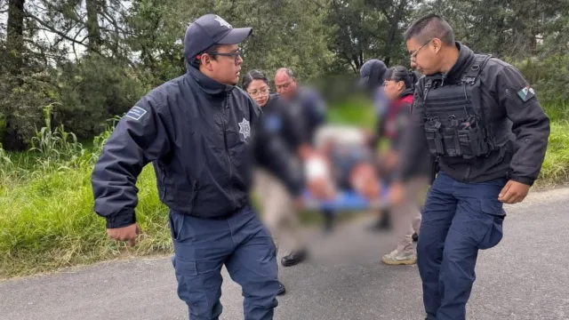 Hombre es trasladado al hospital tras ataque de perros en Tlaxcala. Foto: Cristóbal Lobato | N+
