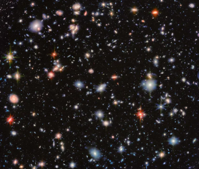 Foto de Campo Ultraprofundo del Hubble retomada por el James Webb en 2025