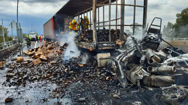 Un choque por alcance e incendio provocó que gran parte del producto se consumiera por el fuego. Foto: X @virales_mex
