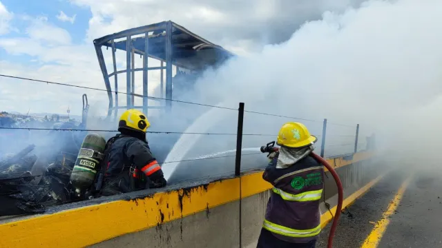 Bomberos lograron sofocar el camión repartidor en el segundo piso de la autopista. Foto: X @PCGobPue