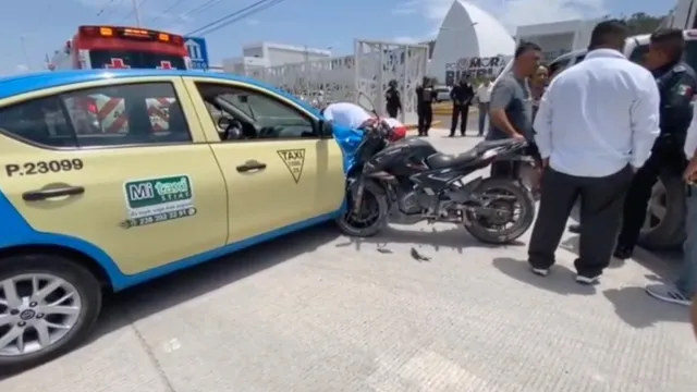 Motociclista lesionado al ser embestido por un taxi en Puebla. Foto: Genaro Zepeda | N+