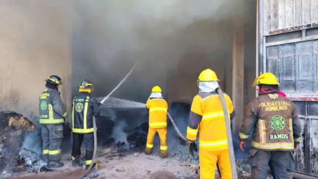 Bomberos atienden incendio en bodega de baños de vapor en Puebla. Foto: SSC Cuautlancingo