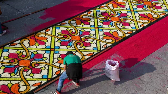 Artesanos realizan tapetes de aserrín en Huamantla, Tlaxcala. Foto: Secretaría de Cultura Tlaxcala
