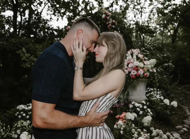 Travis Kelce y Taylor Swift durante el anuncio de su compromiso