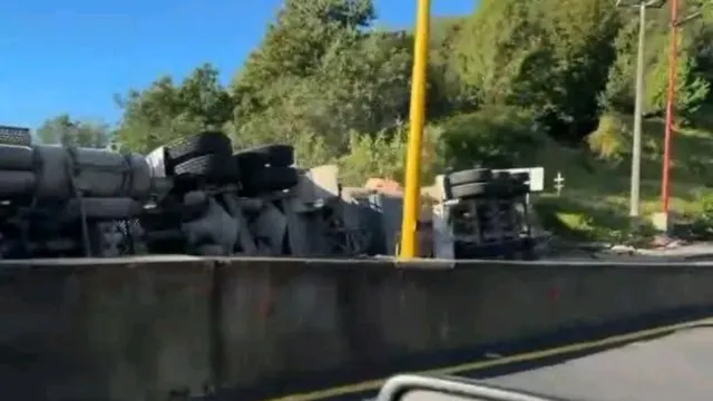 Cierre total por accidente de Pipa con sentido a Tuxpan. Foto: X @ciudadano_pue