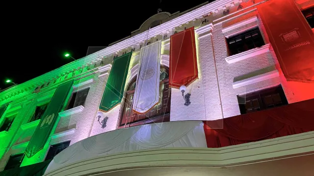 Presidencia Municipal de Matamoros se Iluminó de Tricolor