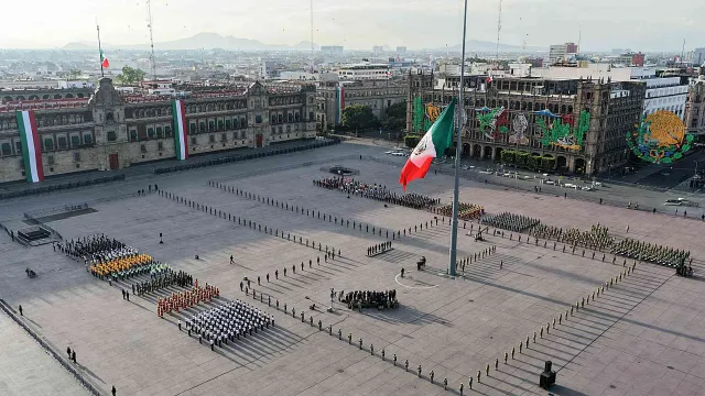 Bandera de México ondea a media hasta en honor a víctimas de sismos. Foto: Cuartoscuro