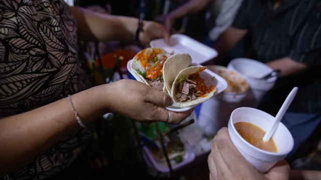 Maribel Pérez repartiendo órdenes de tacos de barbacoa y consomé. Foto: N+