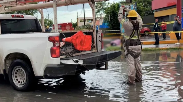 Cuadrilla de CFE Acudió al Lugar para Suspender el Servicio de Luz
