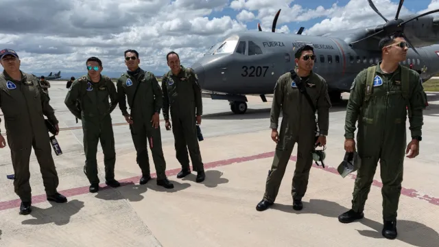 Tripulación del avión CASA CN-235 de la Guardia Nacional