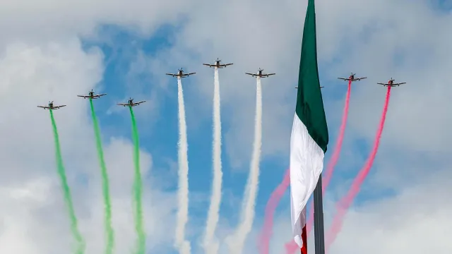 Aeronaves surcaron el cielo sobre el Zócalo capitalino. Foto: Presidencia