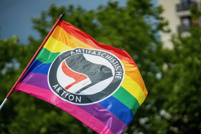 Bandera de antifa superpuesta con la bandera LGBT en Alemania