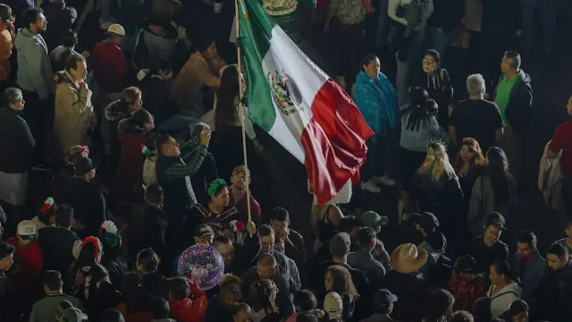 Así buscaban el mejor lugar en el Zócalo de la CDMX. Foto: N+