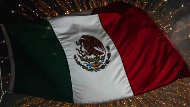 Luces y sombras en el Zócalo de la CDMX, en fiestas patrias 2025. Foto: N+